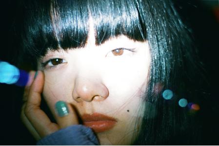 アーティスト名である\u201dあいみょん\u201dは友達に付けられたあだ名である。祖母や音楽業界で勤務していた父の影響により中学生の頃から作詞作曲を始める。