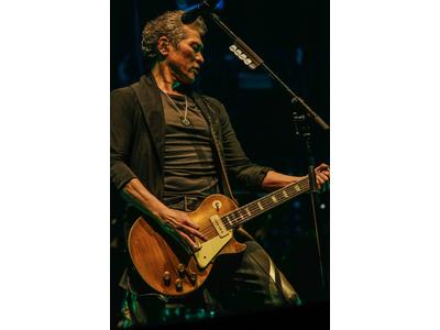 吉川晃司のアーティストページ｜歌詞検索サイト【UtaTen】