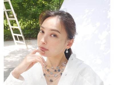 大政絢 自然をバックに白基調の私服披露 ファンから 森の妖精 歌詞検索サイト Utaten ふりがな付