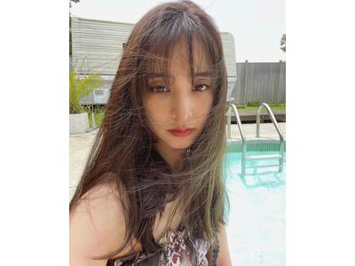 新木優子 強風でも無邪気な笑顔 風に吹かれても美しい 歌詞検索サイト Utaten ふりがな付