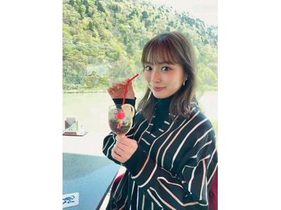 内田理央 あどけなさ感じる花のヘアピン キレイな横顔に釘付け 歌詞検索サイト Utaten ふりがな付