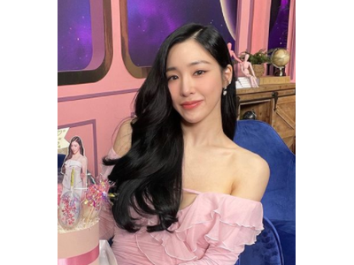 少女時代 ティファニー メンバーとの密着に いいね 殺到 4年ぶりのグループ活動も話題 歌詞検索サイト Utaten ふりがな付