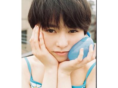 伊藤万理華 眼鏡で知的な女性を演出するも可愛いが優っている 歌詞検索サイト Utaten ふりがな付