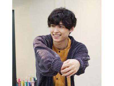 Sixtones 松村北斗 イケメンすぎる美容師姿に 髪切ってもらいたい 歌詞検索サイト Utaten ふりがな付