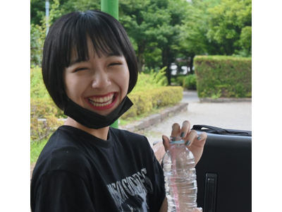 山之内すず 側転楽し 子供っぽく振る舞う彼女の大人っぽい素顔 歌詞検索サイト Utaten ふりがな付