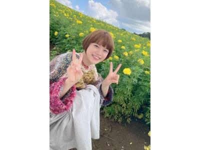 杉咲花 岸谷五朗と菜緒とシンクロカラーのオレンジ衣装で 恋です 仲良しファミリをアピール 歌詞検索サイト Utaten ふりがな付