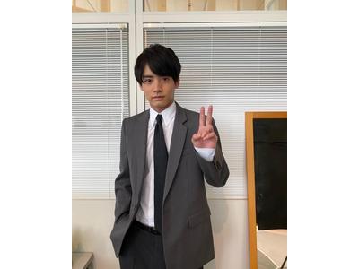 赤楚衛二 イケメン過ぎる指ハート 夜の窓際でファンタスティックな笑顔 歌詞検索サイト Utaten ふりがな付