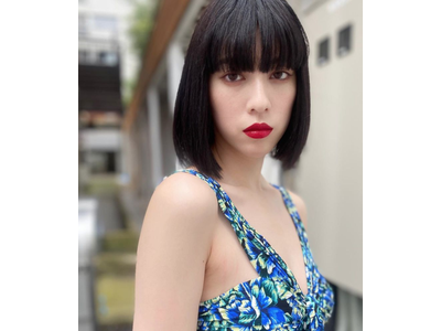 三吉彩花 サングラスずらし上目遣い クルクル前髪で格好良さが倍増 歌詞検索サイト Utaten ふりがな付