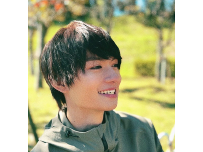 佐野勇斗 和風イケメン 木陰で披露した謎ポーズがカッコイイ 歌詞検索サイト Utaten ふりがな付