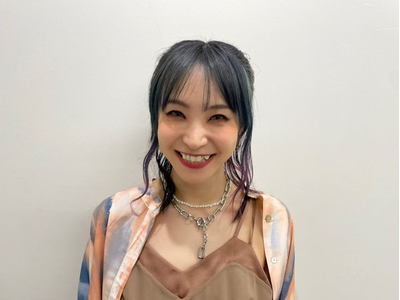 Lisa 美腹筋ちらり セクシーでかっこいい斬新な衣装を着こなす 歌詞検索サイト Utaten ふりがな付