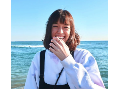 佐藤栞里 背中ぱっくり 笑顔を封印した大人セクシー系女子に変身 歌詞検索サイト Utaten ふりがな付