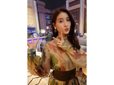 土屋太鳳 福原遥の朝ドラヒロイン決定を祝福 夜景をバックにキラキラの笑顔 歌詞検索サイト Utaten ふりがな付