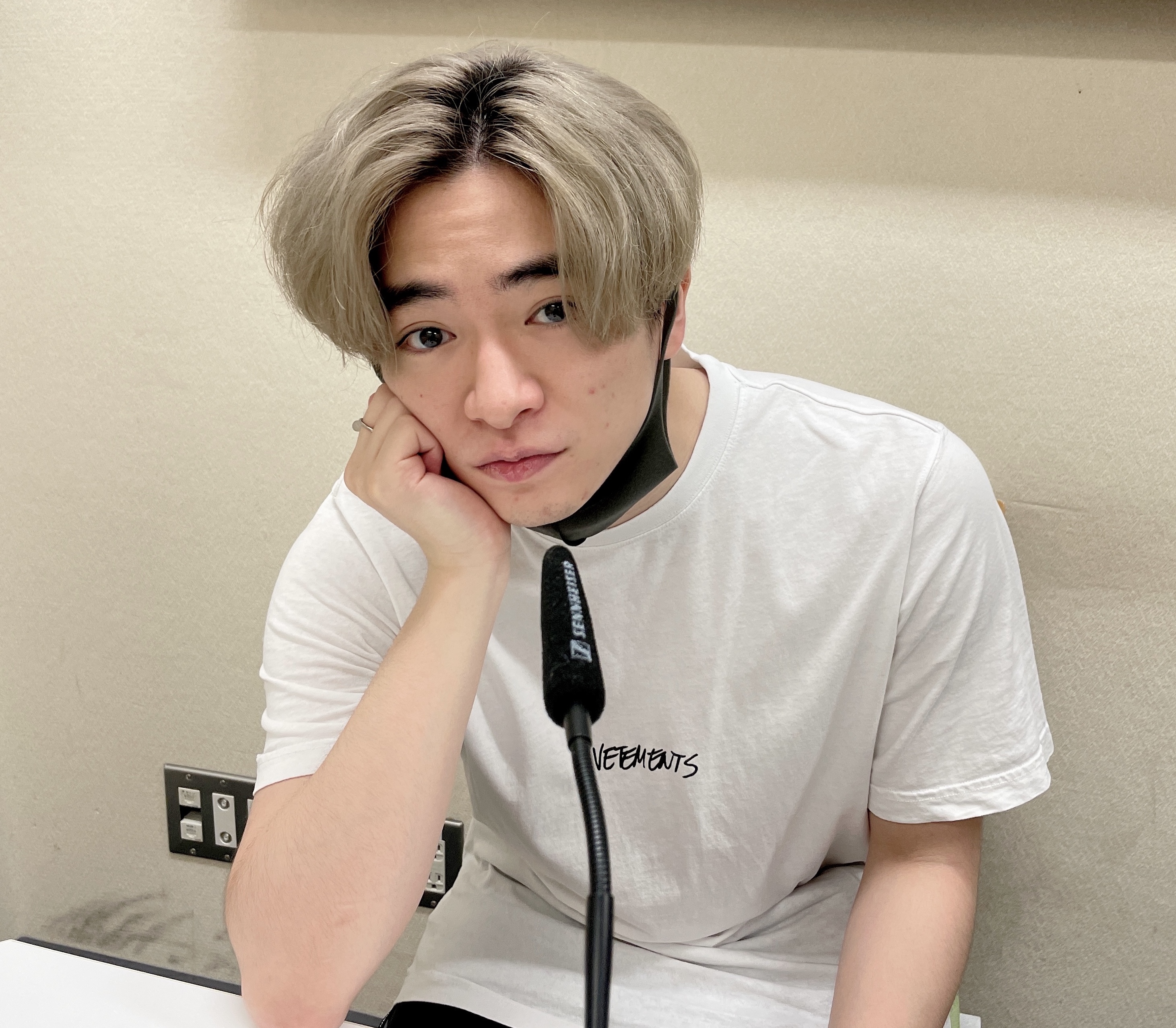 知念侑李、ヤマハート&指ハート&チュッ！止まらないサービスショットに