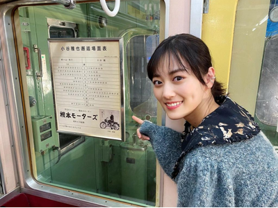 山下美月 悪い顔 も見せちゃう グリーンバックで小悪魔的な表情に挑戦 歌詞検索サイト Utaten ふりがな付