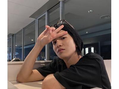 志尊淳 グッチのピンクスーツで知的なセクシーさ漂う 髪をかきあげる仕草もたまらない 歌詞検索サイト Utaten ふりがな付