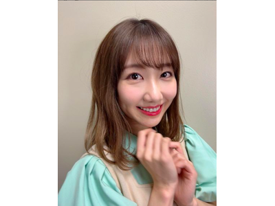 柏木由紀 ダブルピースの無邪気な笑顔にやられる ピースの間から覗く小顔がたまらない 歌詞検索サイト Utaten ふりがな付