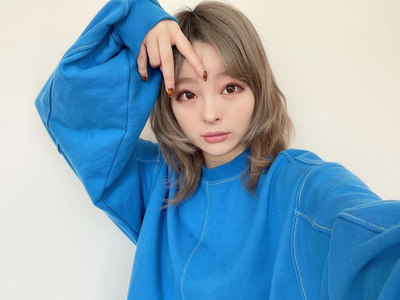 きゃりーぱみゅぱみゅ 新ヘアカラーは春色ピンク アメちゃんとのキュートな天使2ショット 歌詞検索サイト Utaten ふりがな付