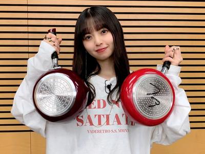 齋藤飛鳥 だぼっとニットがずり落ちて肩チラ見え センター分けのおでこ出しで可愛いが全開 歌詞検索サイト Utaten ふりがな付
