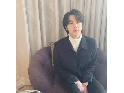 Bts ジン 横目でピースサインする可愛い表情 バッチリカメラ目線にいいね殺到 歌詞検索サイト Utaten ふりがな付