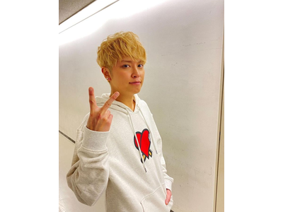 手越祐也 郡山第四中学校卒業式でサプライズ歌唱 かっこ可愛いウインク ピースで魅了 歌詞検索サイト Utaten ふりがな付