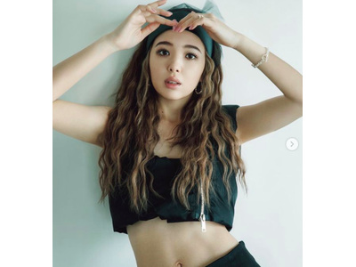 藤田ニコル まるでフランス人形 上品ワンピにウェーブヘアでキュートな魅力大爆発 歌詞検索サイト Utaten ふりがな付