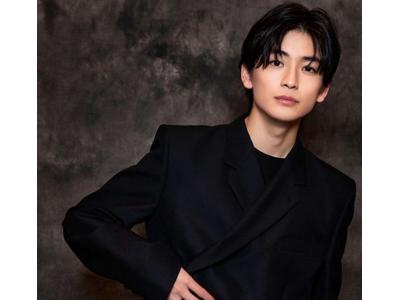 高橋文哉 爽やか白コーデが国宝級ビジュにピッタリ ピースポーズにもキュンキュン 歌詞検索サイト Utaten ふりがな付