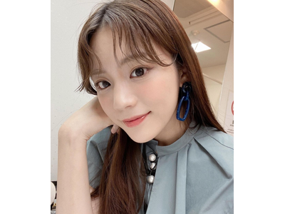 貴島明日香 キュッと強調されたウエストに釘付け 肩出し 裸足のプリンセス 歌詞検索サイト Utaten ふりがな付