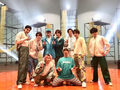 Snow Man 桜よりも満開の笑顔が可愛い 花見パーティーの楽しそうな姿を公開 歌詞検索サイト Utaten ふりがな付