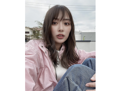 内田理央 ピンクの服 にハマってる 桜の木の下でポーズをとる姿がかわいい 歌詞検索サイト Utaten ふりがな付