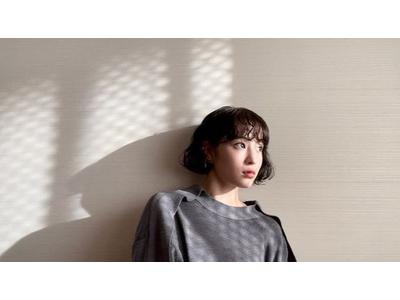 広瀬すず おでこ全開でも驚愕の小顔ぶり モノトーン まとめ髪の大人っぽスタイル 歌詞検索サイト Utaten ふりがな付