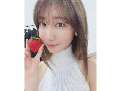 柏木由紀 オレンジの壁でオシャレな1枚 肩掛けレザージャケットで大人な雰囲気を醸し出す 歌詞検索サイト Utaten ふりがな付