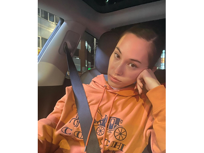 水原希子 谷間チラリなスケスケなニット 太ももの絶対領域が眩しすぎる 歌詞検索サイト Utaten ふりがな付