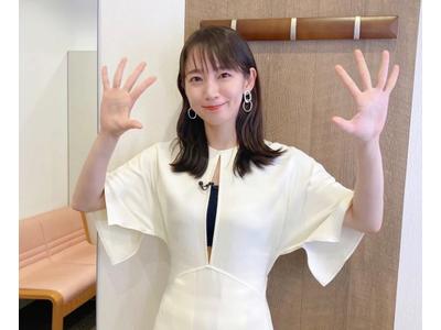 吉岡里帆 透き通るような横顔の美しさにうっとり レースワンピ まとめ髪で女神感ハンパない 歌詞検索サイト Utaten ふりがな付