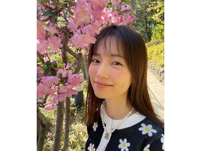 島崎遥香 今日のコーデはお真面目モード 清楚なお嬢様スタイルで優しく微笑む 歌詞検索サイト Utaten ふりがな付