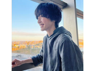 道枝駿佑 彼氏感漂う自然な笑顔 イケメンオーラダダ漏れのオフショにキュンキュン 歌詞検索サイト Utaten ふりがな付