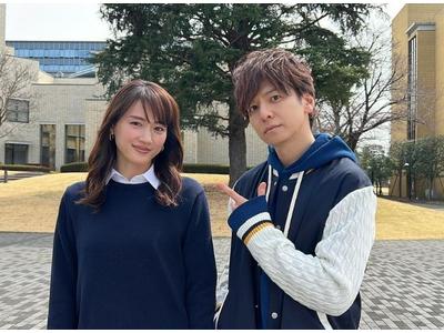 生田斗真 綾瀬はるか お似合いすぎて見惚れちゃう 仲良く頬杖を付くお揃いポーズにキュン 歌詞検索サイト Utaten ふりがな付