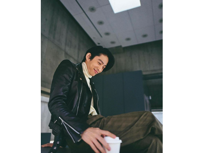 三宅健 可愛いとかっこいいが溢れてる ネイビーのセットアップで見せたオシャレな姿 歌詞検索サイト Utaten ふりがな付