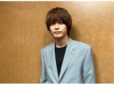 神尾楓珠 窓辺に腰掛けキメポーズをするも照れ笑い 最高の笑顔で可愛さ炸裂 歌詞検索サイト Utaten ふりがな付