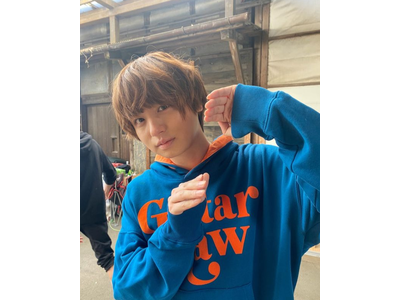 伊野尾慧が伊野尾慧につままれちゃった あざと可愛いポーズと表情にキュン 歌詞検索サイト Utaten ふりがな付