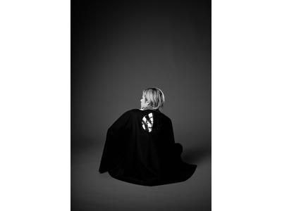 King Prince 永瀬廉 振り返り気味の横顔が国宝級 家紋入り衣装 金髪ビジュが破壊力バツグン 歌詞検索サイト Utaten ふりがな付