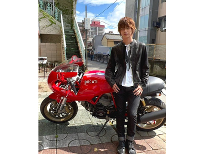 神尾楓珠、顔面偏差値高すぎ！真っ赤なDUCATIに寄り掛かるクールな表情