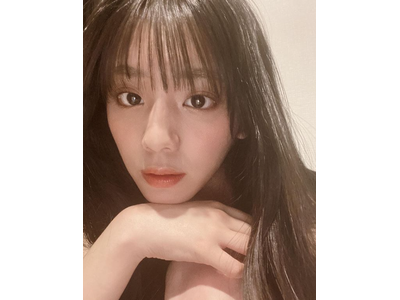 貴島明日香 髪色をチェンジ 暗めなカラーで清楚な雰囲気増し増し 歌詞検索サイト Utaten ふりがな付