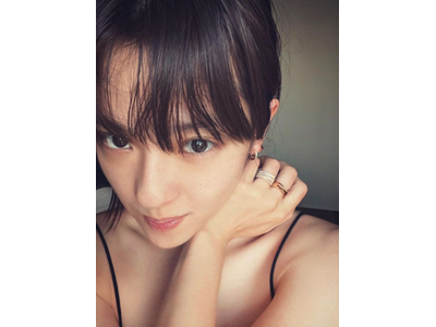 中村アン まぶしい素肌にドキッ 艶かしい頬杖ポーズで色っぽい視線 歌詞検索サイト Utaten ふりがな付