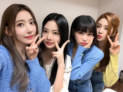 Le Sserafim 私服っぽいコーデも超キュート 4人並んでピースサイン 歌詞検索サイト Utaten ふりがな付