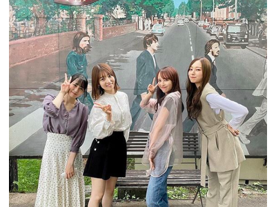 乃木坂46 梅澤美波 オシャレ看板バックに映えショット 華やかすぎる3期生4人の決めポーズが最強カワイイ 歌詞検索サイト Utaten ふりがな付