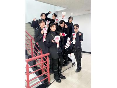 Bts 黒衣装で花束を持つ7人のビジュ炸裂 指ハートで 人気歌謡 1位を報告 歌詞検索サイト Utaten ふりがな付