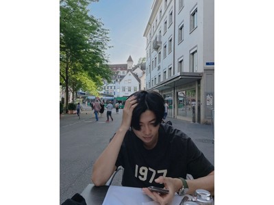 Bts Rm スマホを見つめて考え中 絵画を楽しむ後ろ姿も絵になるかっこよさ 歌詞検索サイト Utaten ふりがな付