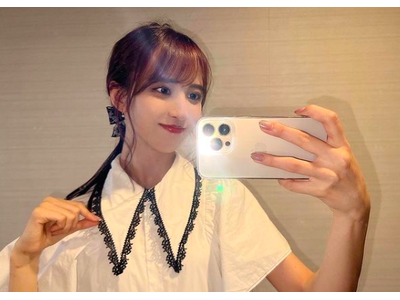 乃木坂46 佐藤楓 リボンのヘアアクセがポイント オトナ可愛いモノトーンコーデをキュートに着こなす 歌詞検索サイト Utaten ふりがな付