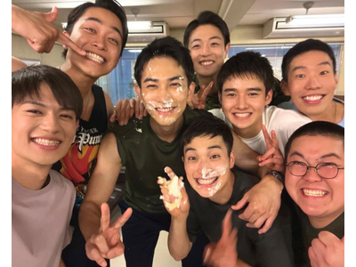 町田啓太 生クリームまみれ 顔面ケーキで和気あいあいな テッパチ 歌詞検索サイト Utaten ふりがな付