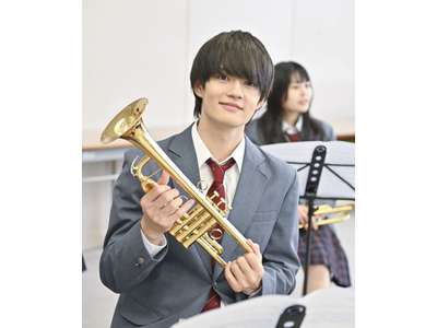 佐野勇斗 トランペットを手に初々しい笑顔 かっこ可愛い制服姿にキュンキュンしちゃう 歌詞検索サイト Utaten ふりがな付